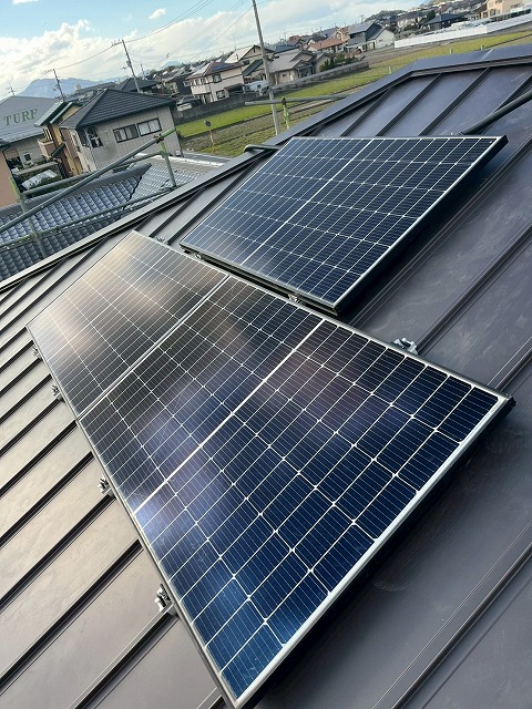 丸亀市　無事設置されたソーラーパネル